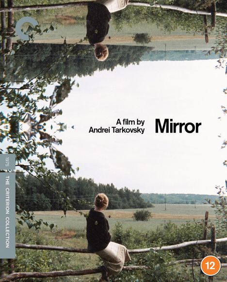 "A film by Andrei Tarkovsky, Mirror." Eine Person sitzt auf einem Holzzaun, blickt über ein weites Feld mit Bäumen.