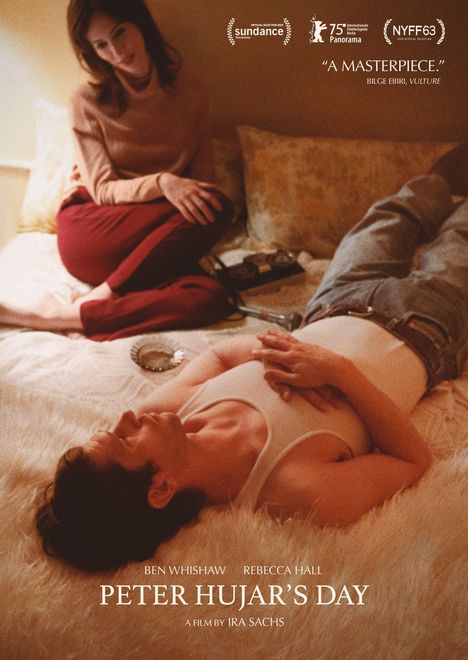 Text: Ben Whishaw, Rebecca Hall, Peter Hujar’s Day, A Film by Ira Sachs. Eine Frau sitzt auf einem Bett, ein Mann liegt darauf.