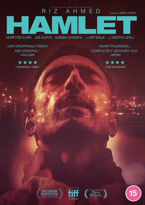 Text: "HAMLET", "RIZ AHMED", Zitate von Kritikern. Ein Mann mit geschlossenen Augen vor unscharfen Lichtern.