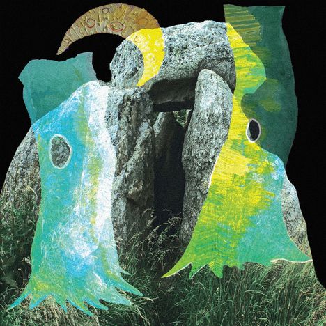 Zwei abstrakte, gemusterte Formen in Blau und Gelb-Grün schweben über einem Steingebilde vor dunklem Hintergrund.