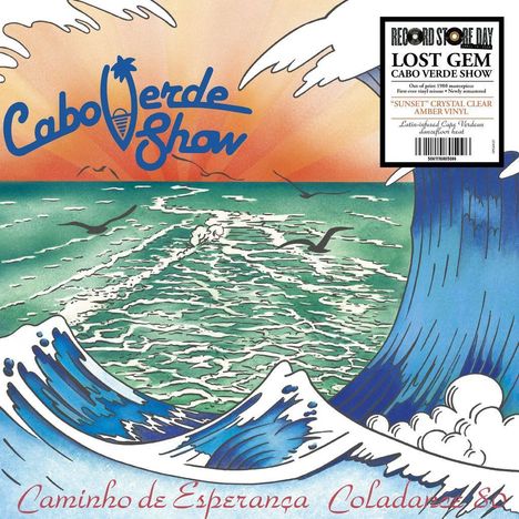 "Cabo Verde Show" in blauer, geschwungener Schrift. Illustration: Sonnenuntergang über Wellen und fliegende Möwen.