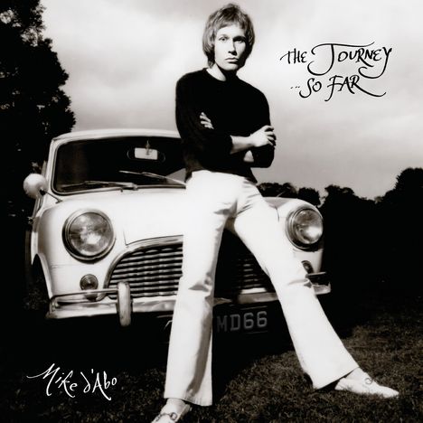 "THE JOURNEY... SO FAR", "Mike d’Abo". Schwarz-Weiß, Person lehnt an einem klassischen Auto.