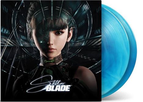 "Stellar Blade" in weißer Schrift. Eine futuristische Figur im Zentrum, umgeben von metallischen Strukturen. Zwei blaue Vinyl-Schallplatten.