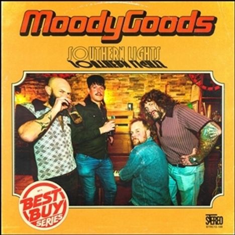 "MoodyGoods" und "Southern Lights" sind prominent. Vier Männer in einer Bar, einer trinkt aus einer Flasche.