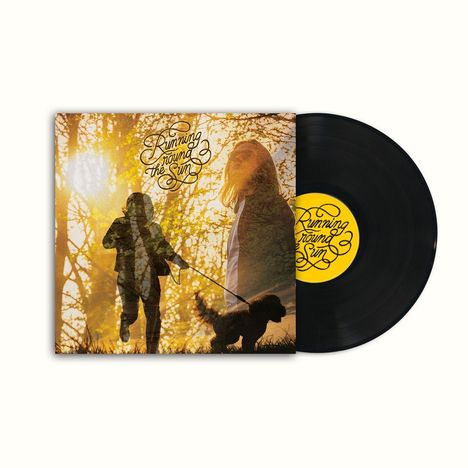"Running 'round the Sun." Vinyl mit Waldmotiv, eine Person läuft mit Hund bei Sonnenlicht spazieren.