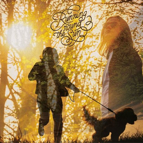 „Running round the Sun“ in geschwungener Schrift. Silhouetten von Menschen und Hund, von Bäumen überlagert, in warmem Licht.