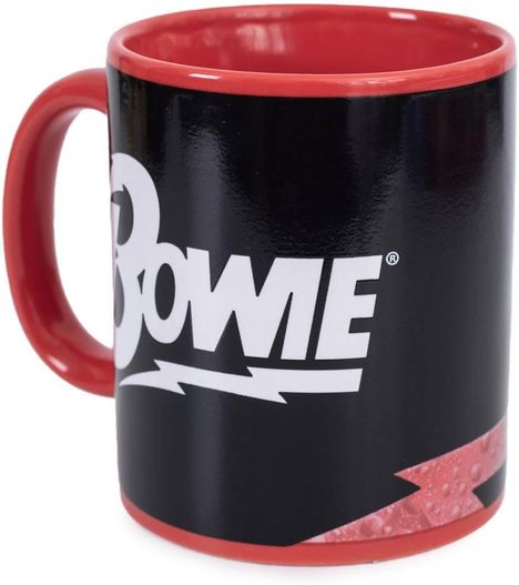 Der Text "Bowie" ist in weiß auf schwarzem Hintergrund. Der Becher hat ein rotes Inneres und einen roten Henkel.