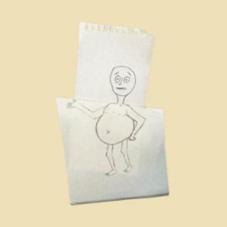 Eine einfache Bleistiftzeichnung: Eine Figur mit großem Bauch, dünnen Armen und Beinen, die den Betrachter ansieht.