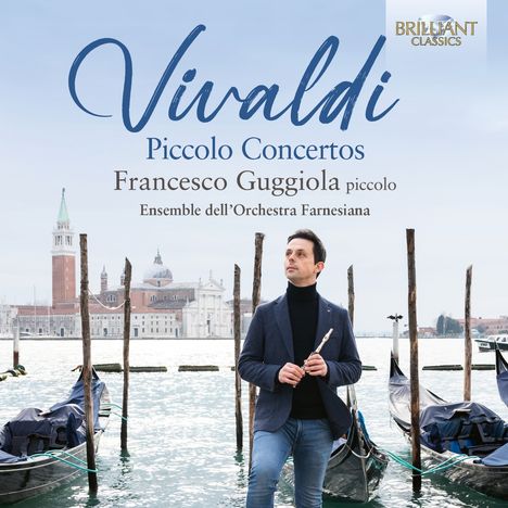 „Vivaldi Piccolo Concertos“ mit Francesco Guggiola und Ensemble dell’Orchestra Farnesiana. Mann mit Piccolo vor Gondeln in Venedig.