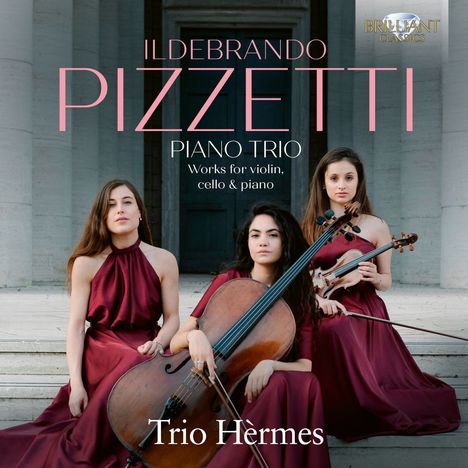 ILDEBRANDO PIZZAETTI PIANO TRIO. Drei Frauen mit Instrumenten in roten Kleidern sitzen vor Säulen.