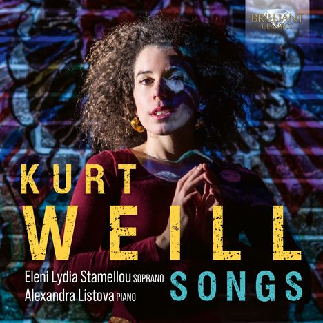 „Kurt Weill Songs“. Eleni Lydia Stamellou Sopran, Alexandra Listova Piano. Frau vor bunter, gemalter Wand.