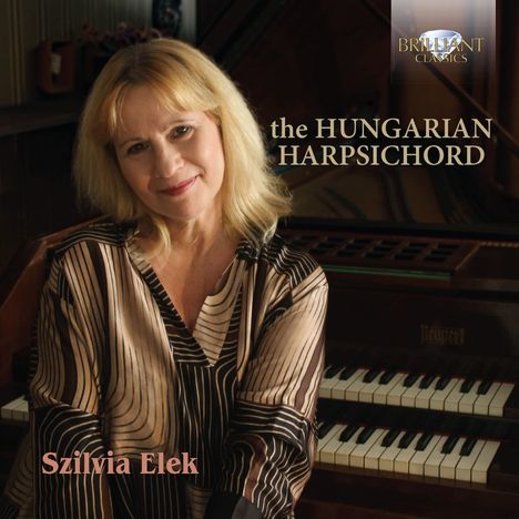 Szilvia Elek sitzt lächelnd vor einem Cembalo. Der Text lautet "the HUNGARIAN HARPSICHORD" und "Szilvia Elek".