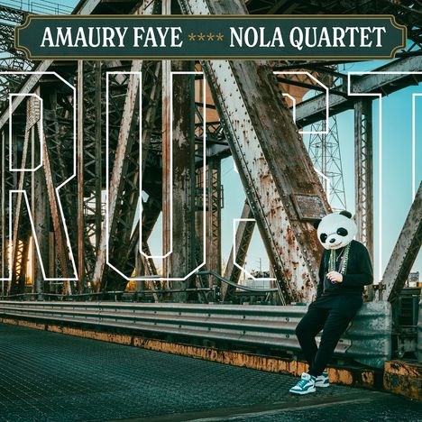 „AMAURY FAYE NOLA QUARTET“ steht oben. Eine Person mit Pandakopf sitzt auf einer Brücke aus Stahlträgern.