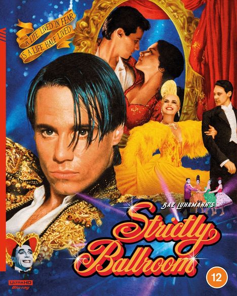 „A life lived in fear is a life half lived“, „Strictly Ballroom“. Ein Mann im Glitzeranzug, tanzendes Paar, lebendige Farben.