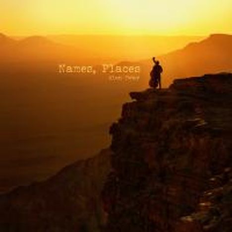 "Names, Places" von Ken Stover. Silhouette einer Person mit Cello auf einer Klippe bei Sonnenuntergang, warme gelbe Töne.