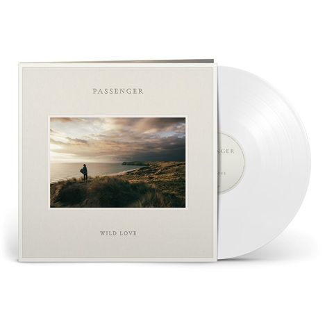 „PASSENGER“, „WILD LOVE“. Eine Schallplatte mit Hülle zeigt eine Landschaft mit einem Menschen an einer Küste.
