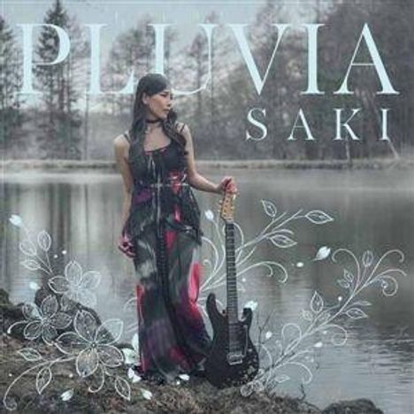 „PLUVIA SAKI“. Frau mit Gitarre, steht an einem See. Florale Illustrationen verzieren den Rand.