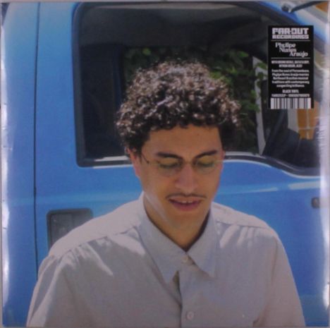 Text oben: "FAROUT RECORDINGS", "Plínio", "Nara", "Araujo".  
Ein Mann vor einem blauen Fahrzeug, trägt Brille.
