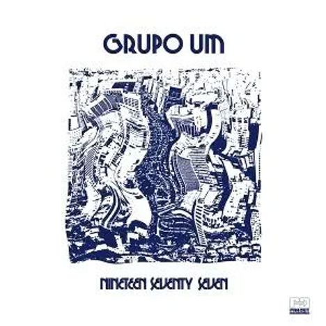 "GRUPO UM" und "Nineteen Seventy Seven" über verzerrtem, abstraktem Stadtbild in Blautönen, wirkt chaotisch und dicht.