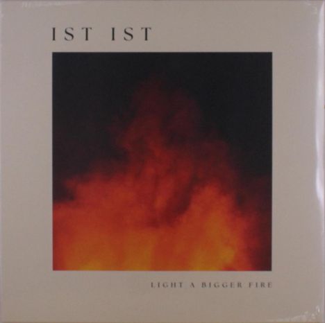 Text: "IST IST" oben, "LIGHT A BIGGER FIRE" unten. Mittig ein Foto von flackernden Flammen in Rot- und Orangetönen.
