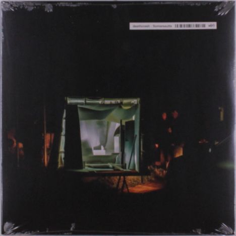 Der Text oben lautet „deathcrash - Summerouts“. Eine dunkle Szene mit beleuchtetem Zelt und unscharfen Umrissen im Hintergrund.