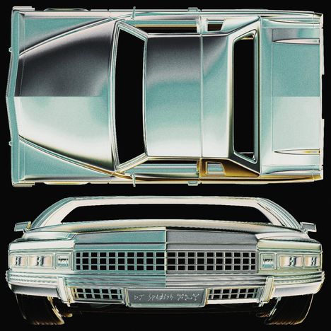 Futuristisches Auto in Goldtönen, Ansicht von oben und vorne. Silberne Karosserie mit geschwungenen Linien.