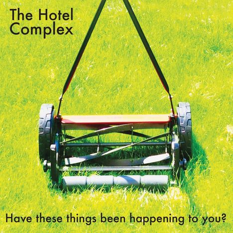 „The Hotel Complex“ und „Have these things been happening to you?“. Handrasenmäher auf grünem Rasen.