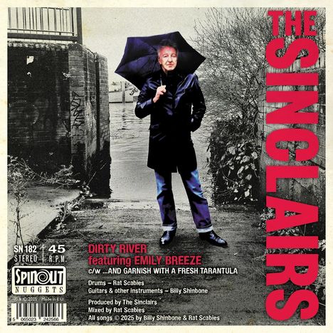 "The Sinclairs" in großer roter Schrift. Ein Mann mit schwarzem Mantel und Regenschirm steht neben einer Wasserstraße.