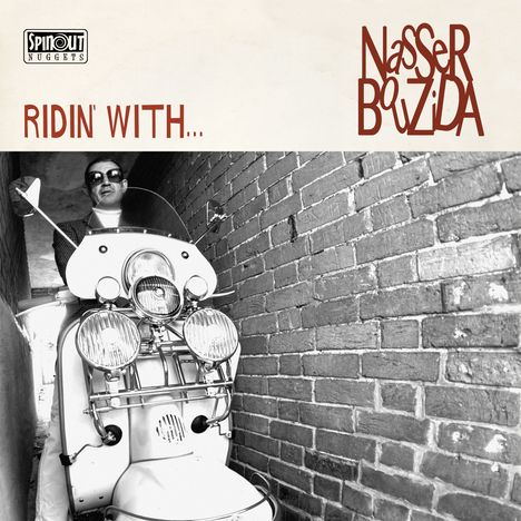 Text: "Ridin' With...", "Nasser Bouzida". Ein Mann fährt in einer schmalen Gasse einen Motorroller.