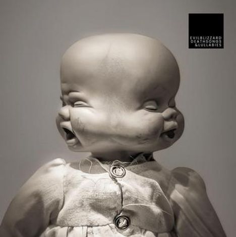 Text: "EVIL BLIZZARD, SHIPS, SONGS & LULLABIES." Eine düstere Skulptur mit einem deformierten Babykopf und altem Kleid.