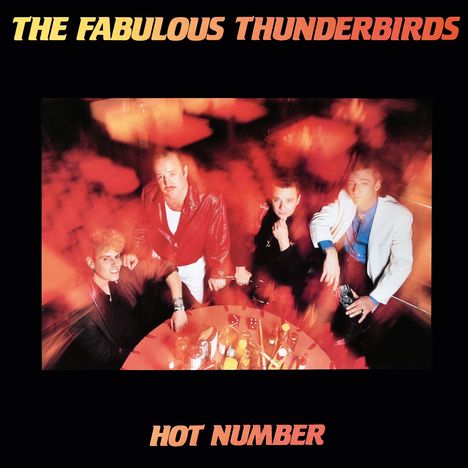 "The Fabulous Thunderbirds" oben, "Hot Number" unten. Vier Männer sitzen an einem Tisch mit Getränken, unscharfes, leuchtendes Rot.