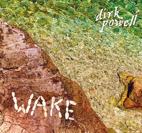 Text: "dirk powell" oben, "WAKE" aus Steinen gelegt. Klare, grünliche Wasseroberfläche neben einem Felsen.