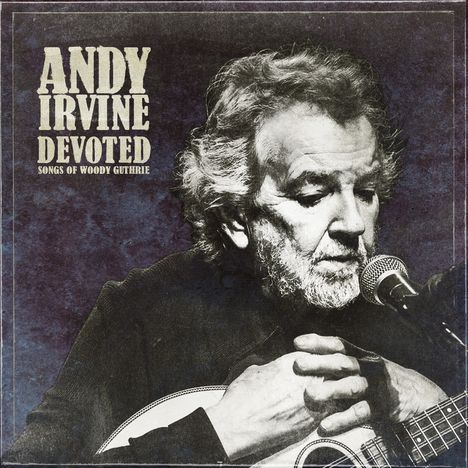 "Andy Irvine Devoted Songs of Woody Guthrie". Ein Mann spielt Gitarre und singt in ein Mikrofon, schwarz-weiße Töne.