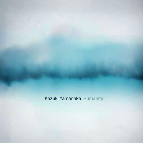 "Kazuki Yamanaka Humanity". Eine blau-getönte verschwommene Landschaft, die an neblige Wälder erinnert.