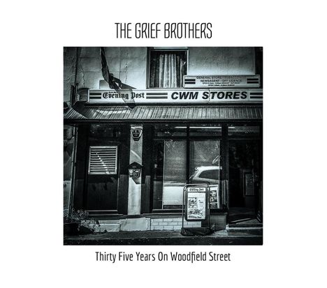 "The Grief Brothers" oben, "CWM Stores" und "Thirty Five Years On Woodfield Street" unten. Schwarz-Weiß-Fassade eines Ladens.