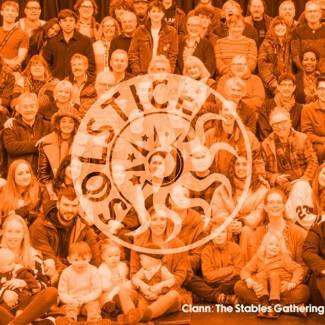 Text: „SOLSTICE“ und „Clann: The Stables Gathering“. Viele Menschen posieren gemeinsam, darüber ist ein rundes Logo.