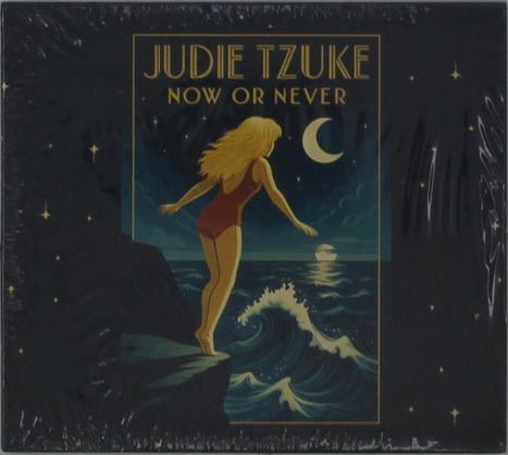 Text: "JUDIE TZUKE NOW OR NEVER." Eine Frau in rotem Badeanzug steht auf einem Felsen, vor nächtlichem Meer mit Mond.