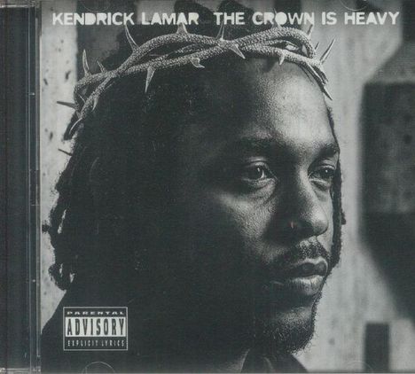 KENDRICK LAMAR THE CROWN IS HEAVY. Schwarz-weißes Porträt eines Mannes mit Dornenkrone, ernster Ausdruck.