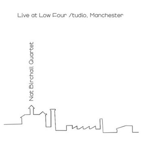 "Live at Low Four Studio, Manchester" und "Nat Birchall Quartet" in einem minimalistischen Stadtbild-Illustration.