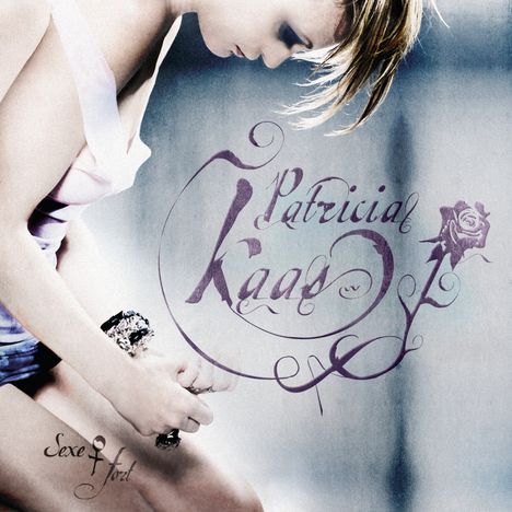 Text: "Patricia Kaas, Sexe fort." Frau in seitlicher Pose mit leicht geneigtem Kopf, trägt ein elegantes Kleid.