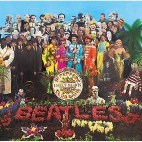Ein rundes Logo mit "Sgt. Pepper's Lonely Hearts Club Band". Viele Menschen stehen dicht beieinander, vorne Blumen, die "Beatles" formen.