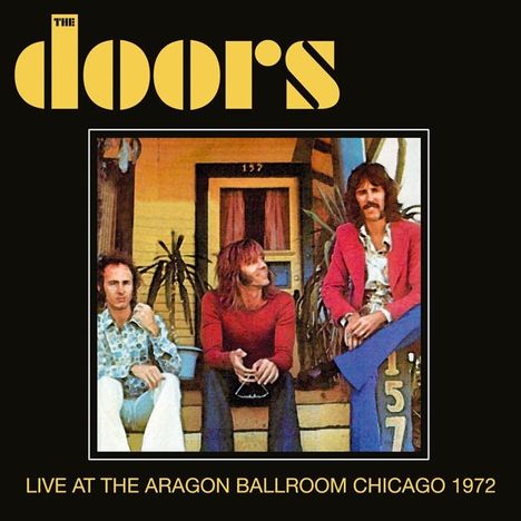"The Doors", "Live at the Aragon Ballroom Chicago 1972"; drei Männer sitzen vor einem Haus, einer lehnt an einer Säule.
