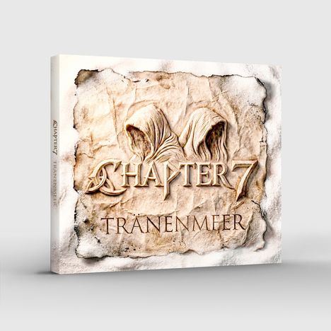 "CHAPTER 7" und darunter "TRÄNENMEER". Zwei verhüllte Figuren in Stein gemeißelt auf einer strukturierten Oberfläche.