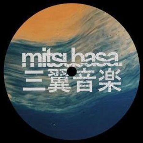 Text: "mitsu hase" und japanische Schriftzeichen. Runde Scheibe, abstrakte Wellen in Blau und Orange.