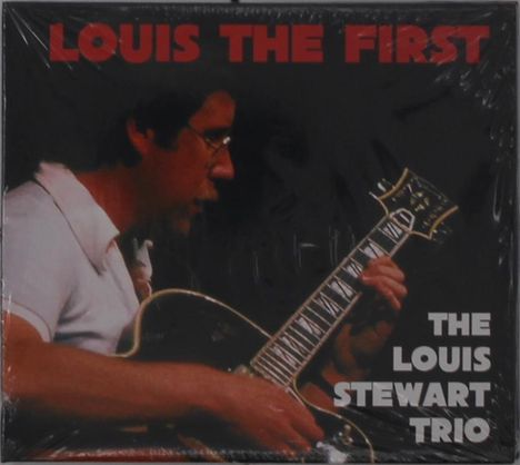 Text: "LOUIS THE FIRST", "THE LOUIS STEWART TRIO".
Mann in weißem Hemd spielt Gitarre.