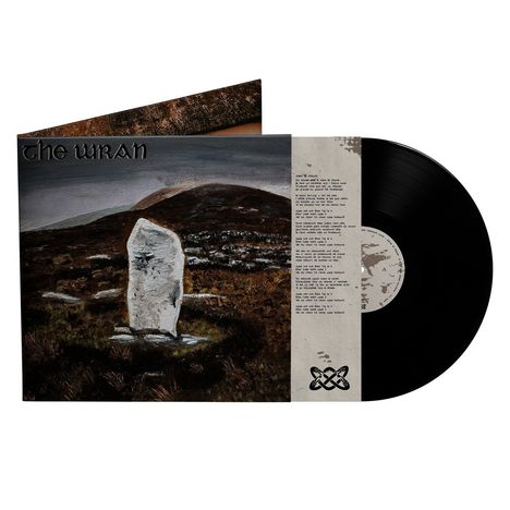 "The Wran" steht oben links. Links ein Gemälde mit einem stehenden Stein, im Hintergrund Hügel; rechts Vinyl-Schallplatte.