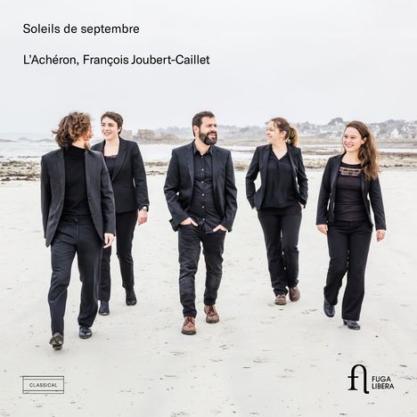 "Soleils de septembre. L’Achéron, François Joubert-Caillet." 
Fünf Menschen in schwarzen Anzügen gehen am Strand entlang.