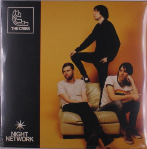 "The Cribs" Logo oben links. Männer posieren mit lässiger Kleidung auf einem Sofa, gelber Hintergrund, Schrift "Night Network".