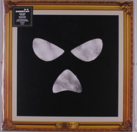 Eine Illustration mit drei weißen abstrakten Formen auf schwarzem Hintergrund; oberer Text: "KNEECAP FINE ART".