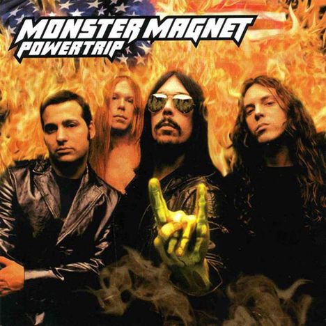 "MONSTER MAGNET POWERTRIP" ist in fetten Buchstaben zu sehen. Vier Männer, einer zeigt das Rockhandzeichen, umgeben von Flammen.